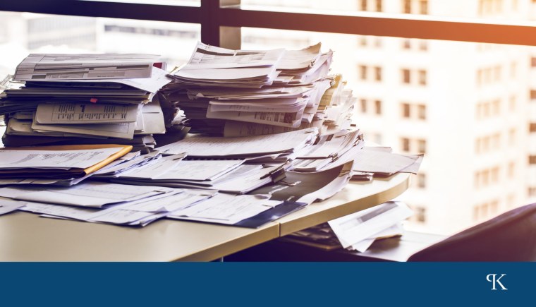 Много бумаг на столе