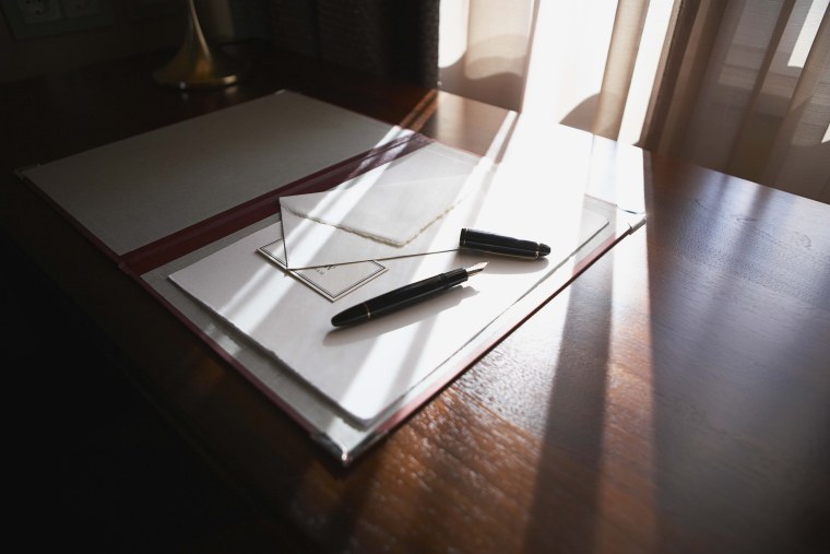 Папка с бумагами на столе