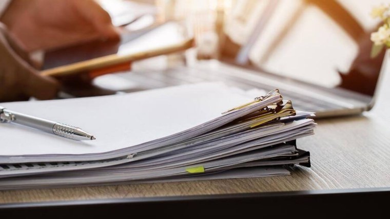 Деловые бумаги на столе