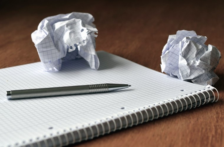 Скомканная бумага на столе