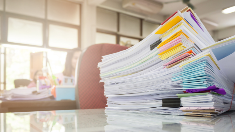 Много бумаг на столе