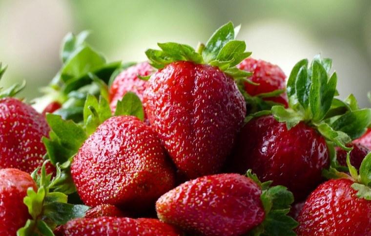 Клубника с цветами