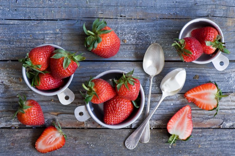 Тарелка клубники на природе