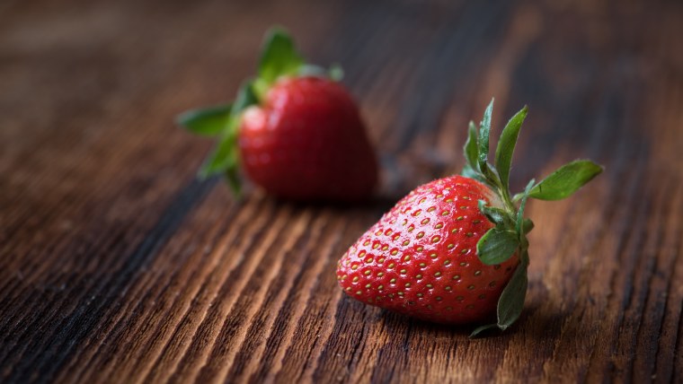 Клубника на деревянном столе