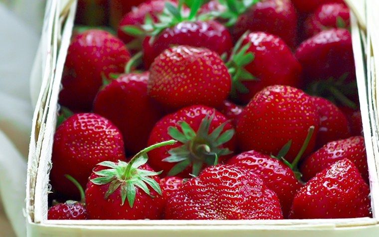 Клубника на столе вид сверху