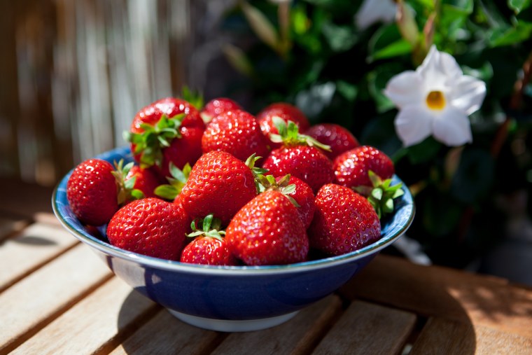 Клубника в миске