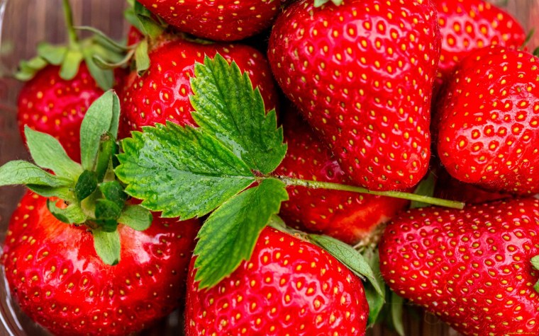 Клубника в стеклянной вазе