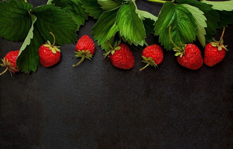 Клубника в тарелке