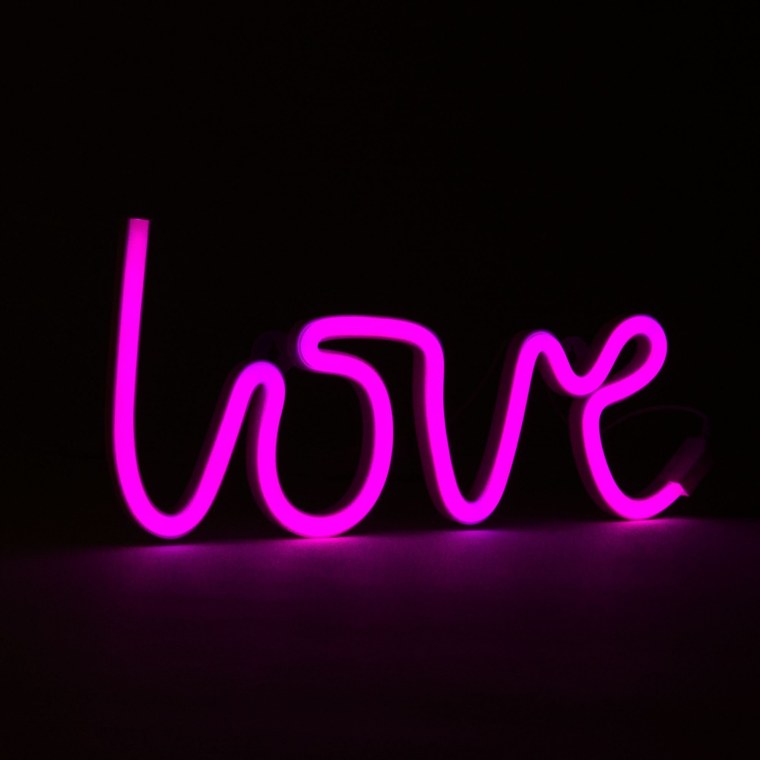 Неоновые надписи на черном фоне