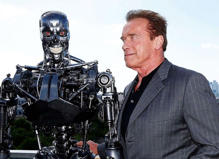Терминатор робот Шварценеггер в фильме