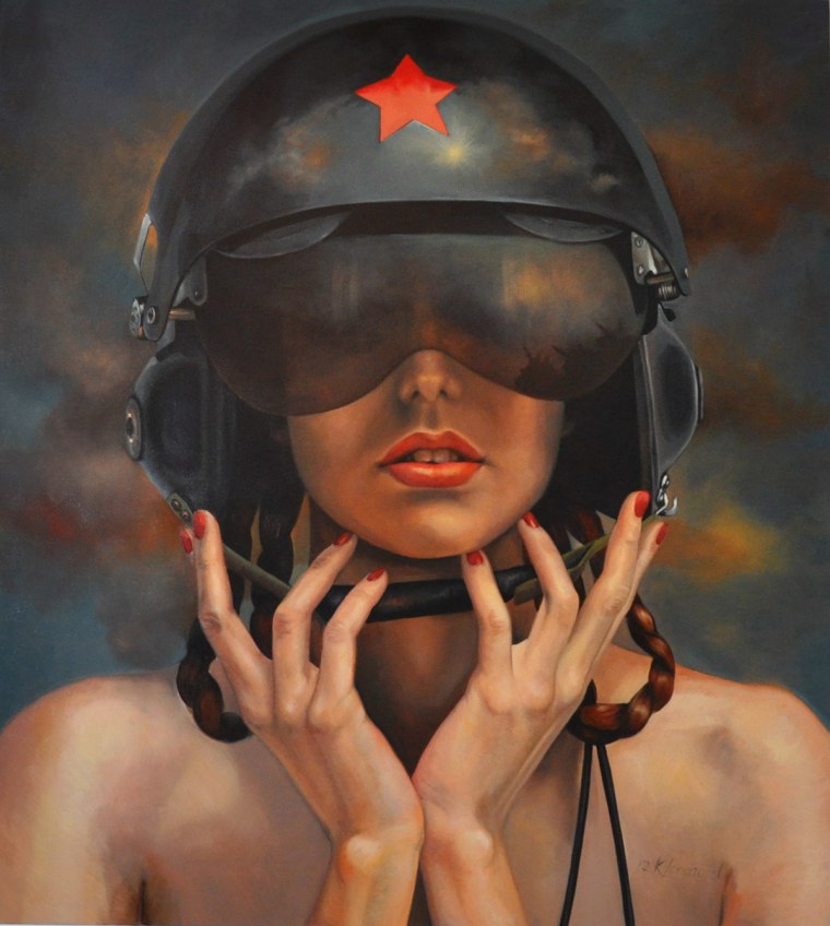 Девушка в шлеме военном стиле