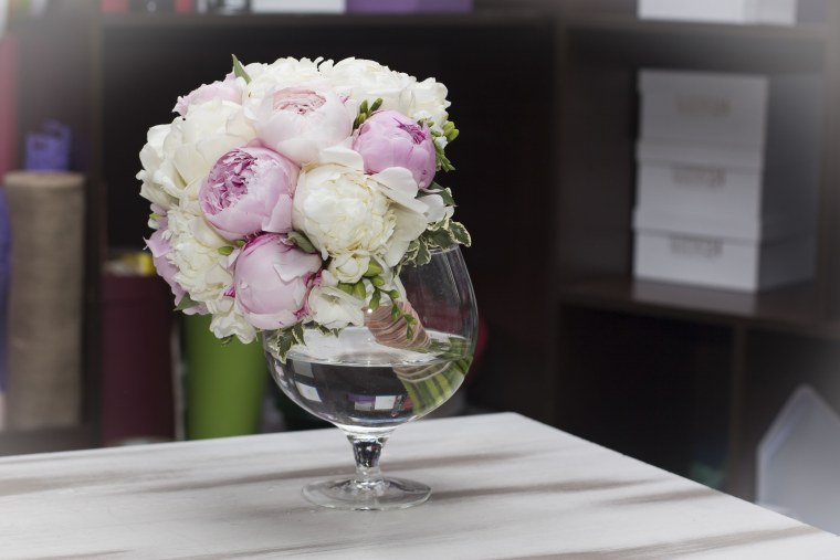 Пионовидные розы в стеклянной вазе