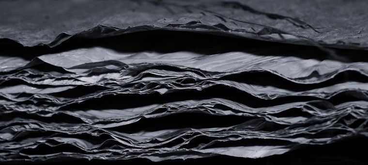 Черная помятая бумага
