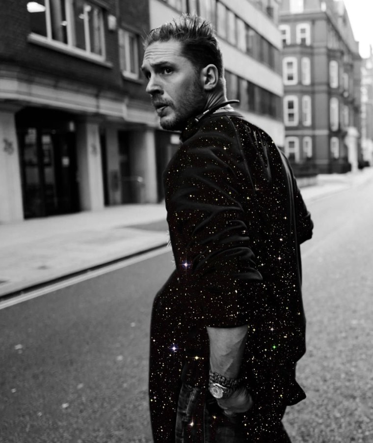 Том Харди в черном