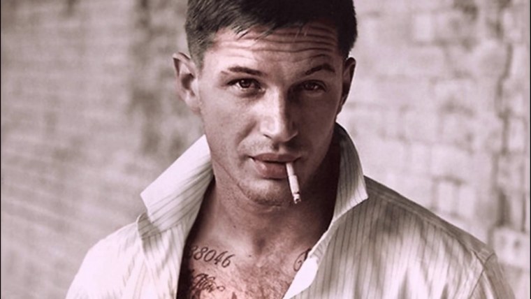 Том Харди с сигаретой