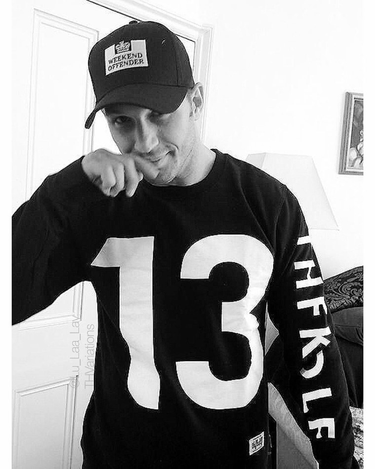 Том Харди в кепке