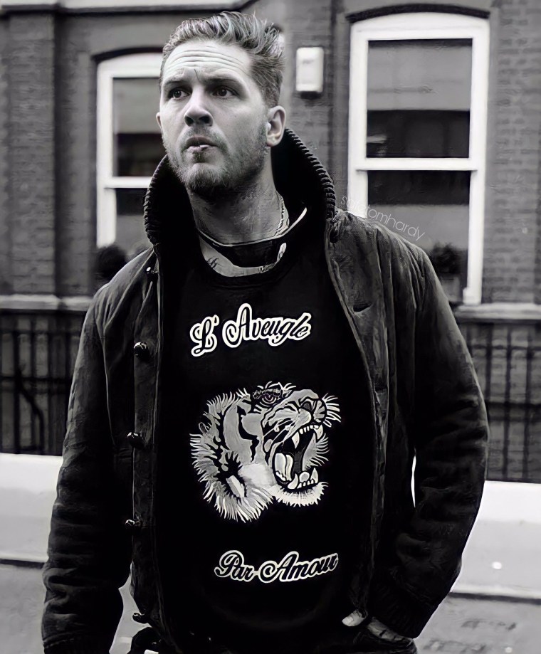 Том Харди в черном