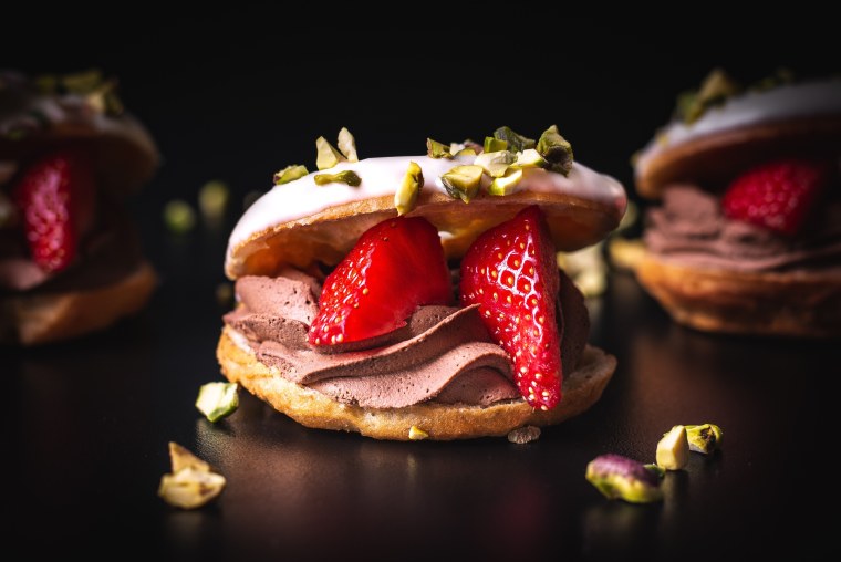 Десерты на темном фоне