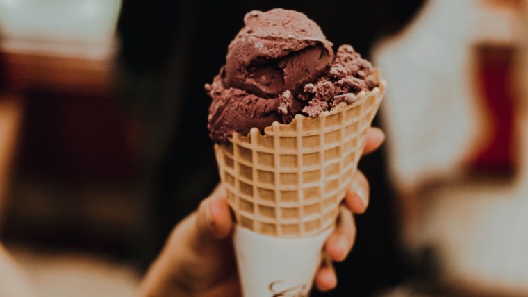 Шоколадное мороженое в рожке