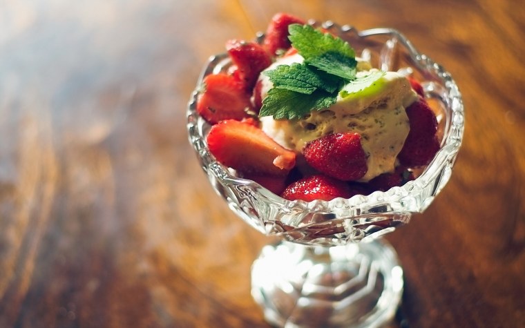 Десерт в креманках с фруктами