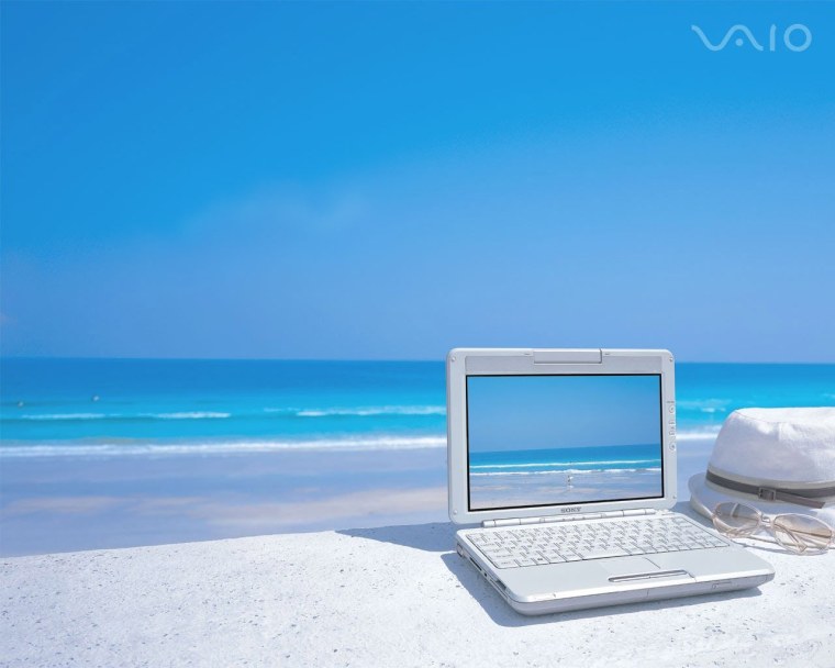 С ноутбуком на пляже