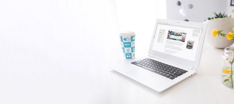 Дизайнер за ноутбуком