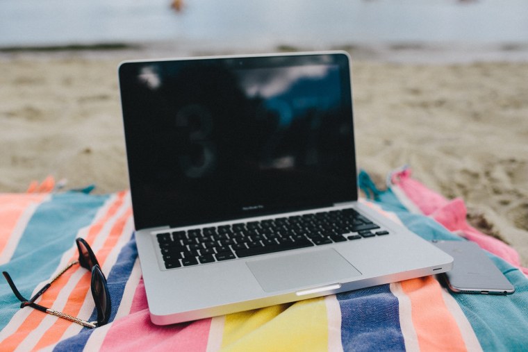 С ноутбуком на пляже
