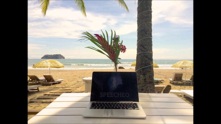 Рабочее место на берегу моря