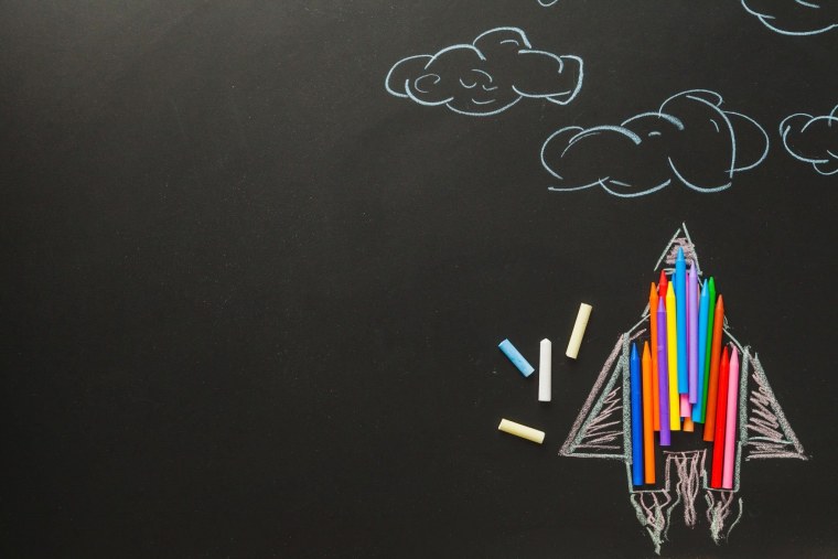 Школьная доска с мелками