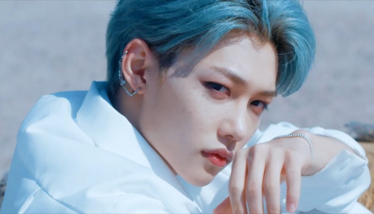 Феликс Stray Kids с голубыми волосами