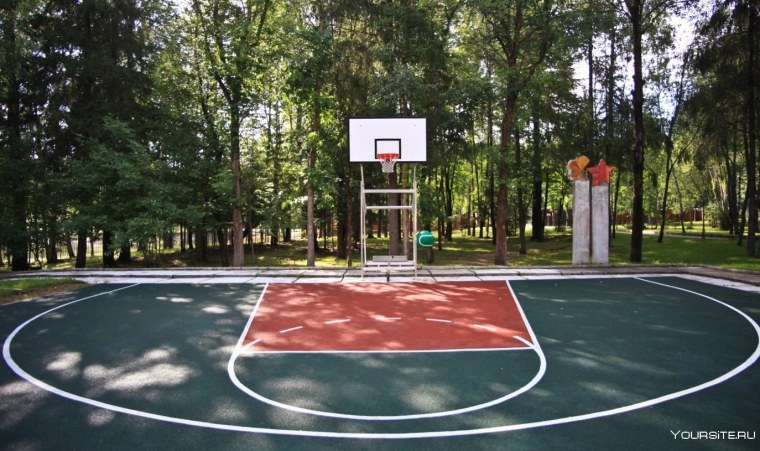 Баскетбольная площадка в парке