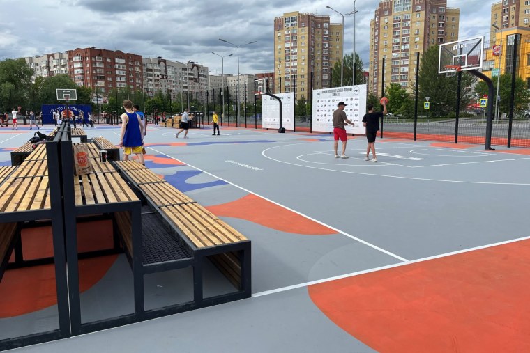 Баскетбольное поле около фаворита