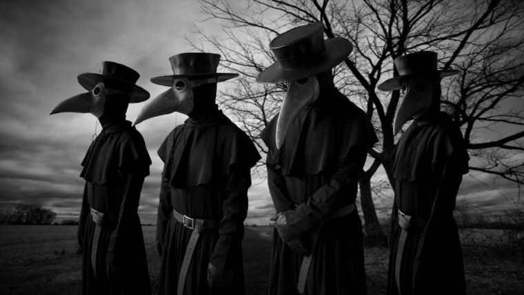 Группа чумных докторов