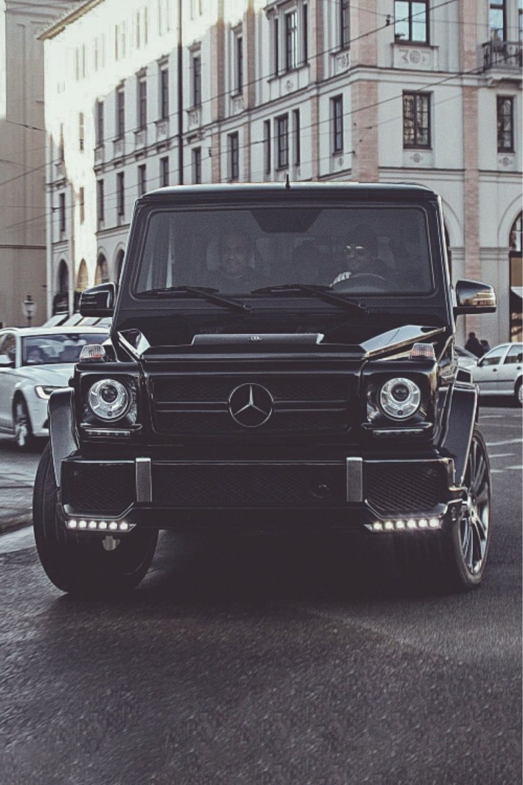 Мерседес Гелик ночью