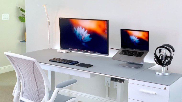 MACBOOK Pro Desk Setup