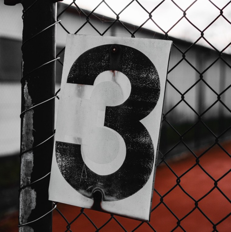 Цифра 1 в виде пистолета