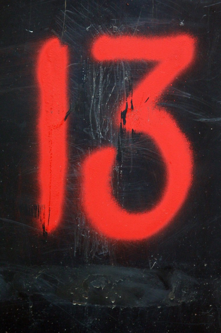 Число 13 на стене