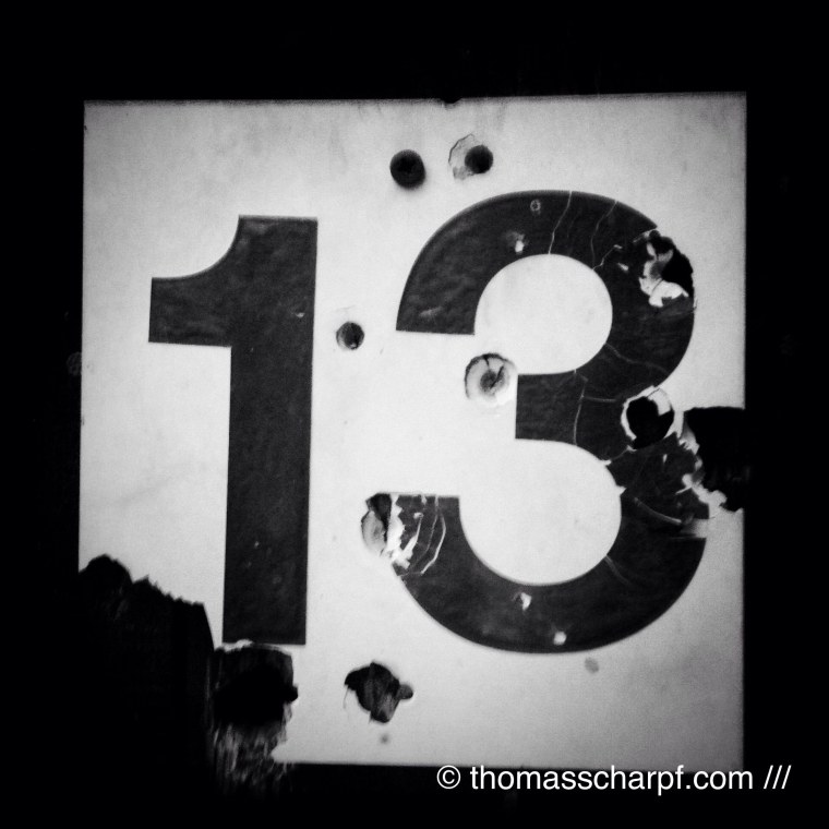 Цифры на черном фоне