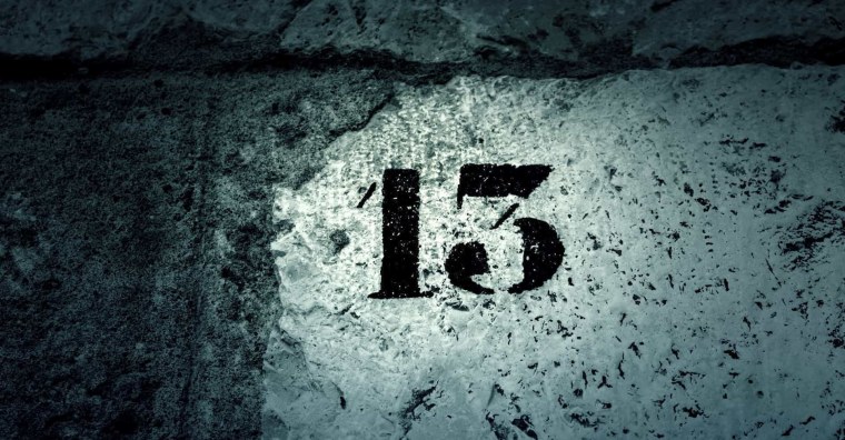 Число 13 на черном фоне