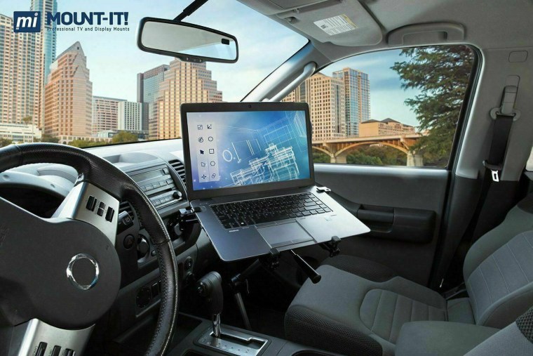 Ноутбук в машине