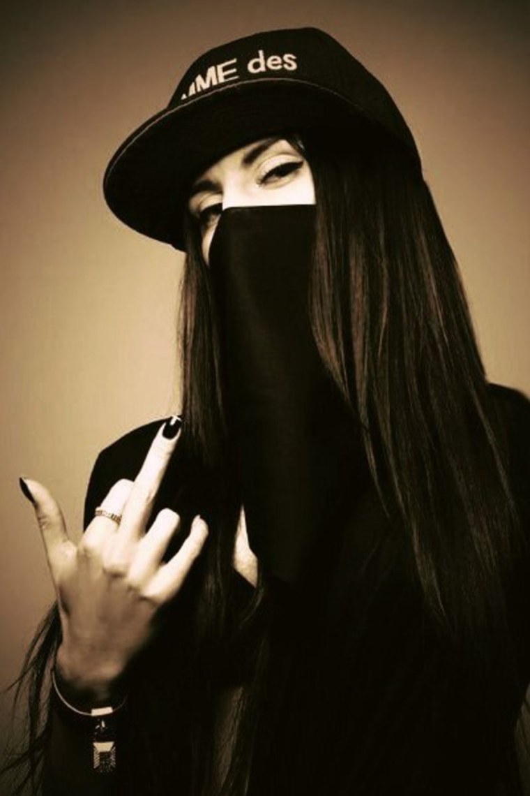 Дерзкая девушка в маске