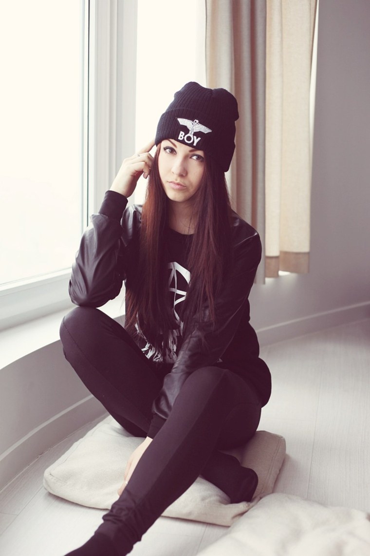 Девушка в бейсболке