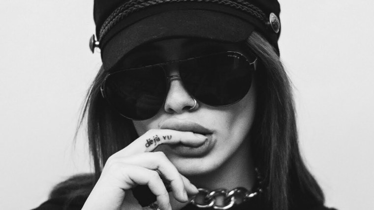 Крутая девушка в черном