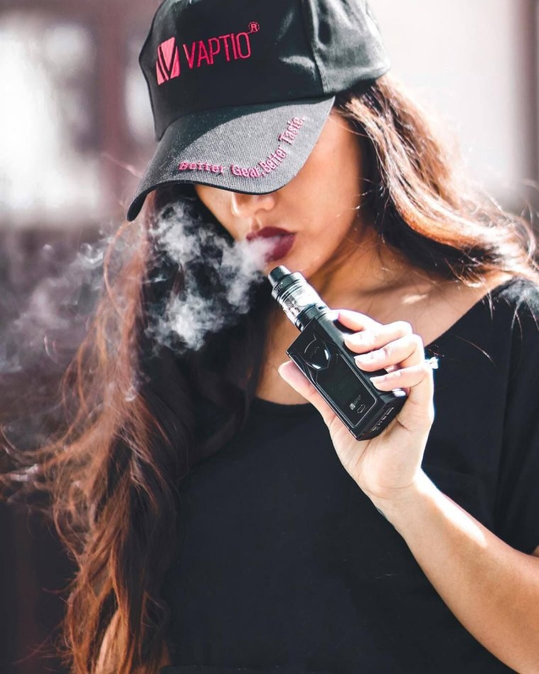 Крутая девушка с сигаретой