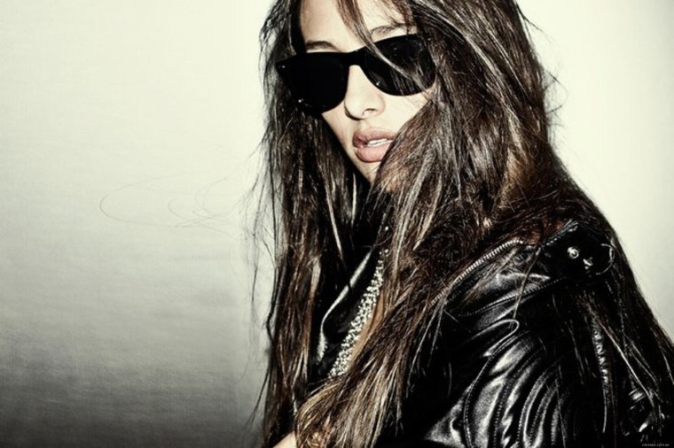 Девушка в очках в черной куртке