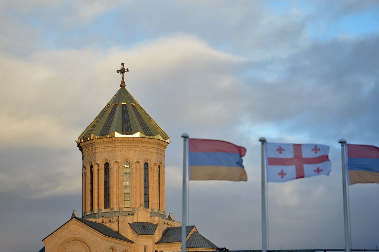 Армянские церкви в Армении в флагом