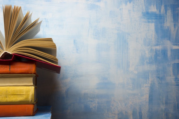 Стопка учебников на столе