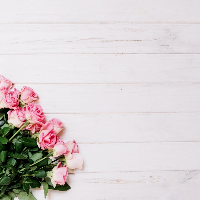 Букет белых роз на столе