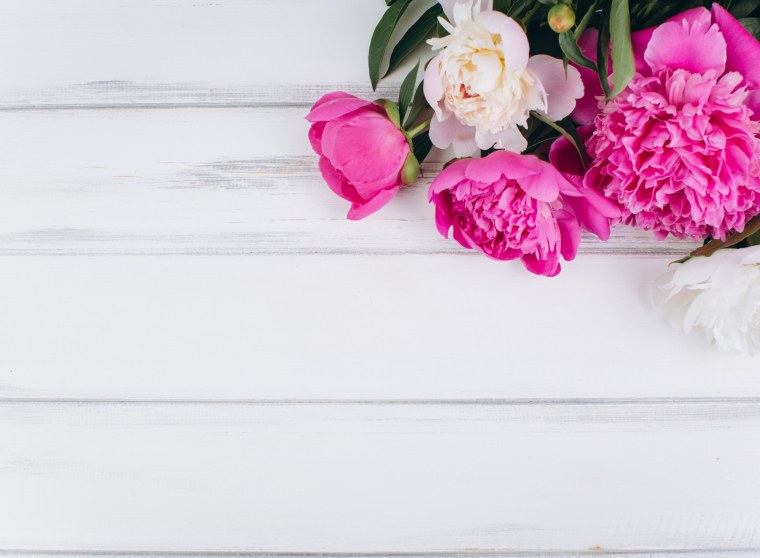 Цветы на деревянном фоне