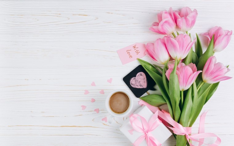 Букет цветов на бежевом столе